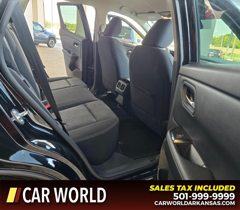 Nissan Rogue Vehicle Full-screen Gallery Image 12