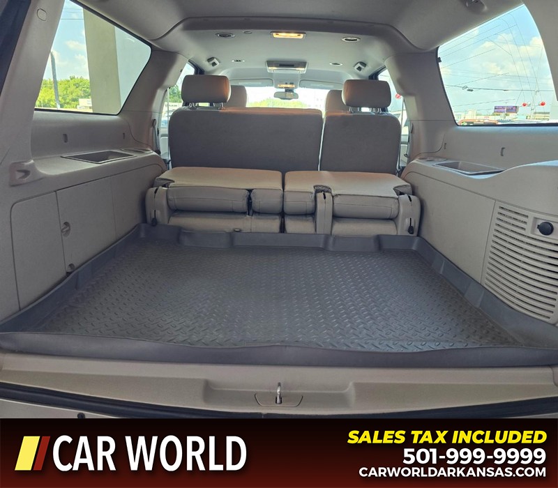 Chevrolet Suburban Vehicle Full-screen Gallery Image 16