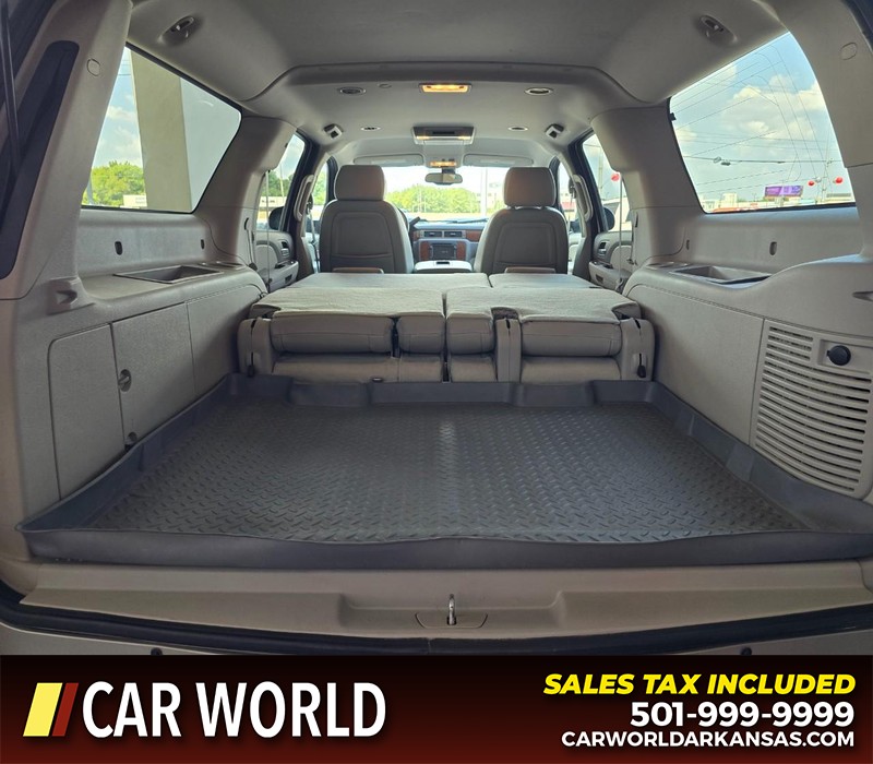 Chevrolet Suburban Vehicle Full-screen Gallery Image 17