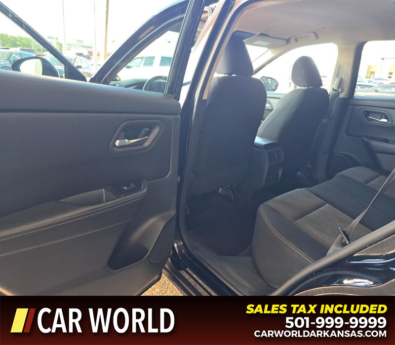 Nissan Rogue Vehicle Full-screen Gallery Image 9