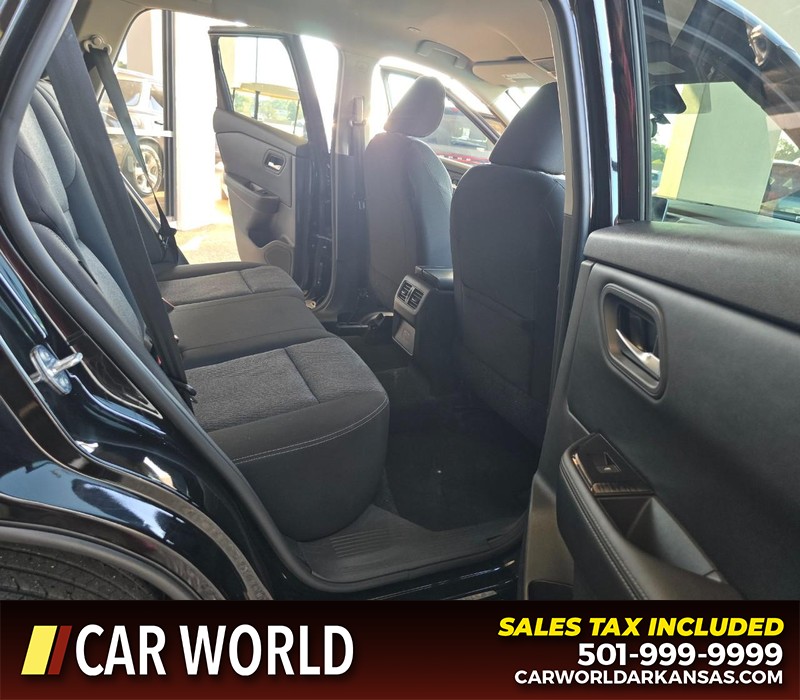 Nissan Rogue Vehicle Full-screen Gallery Image 12
