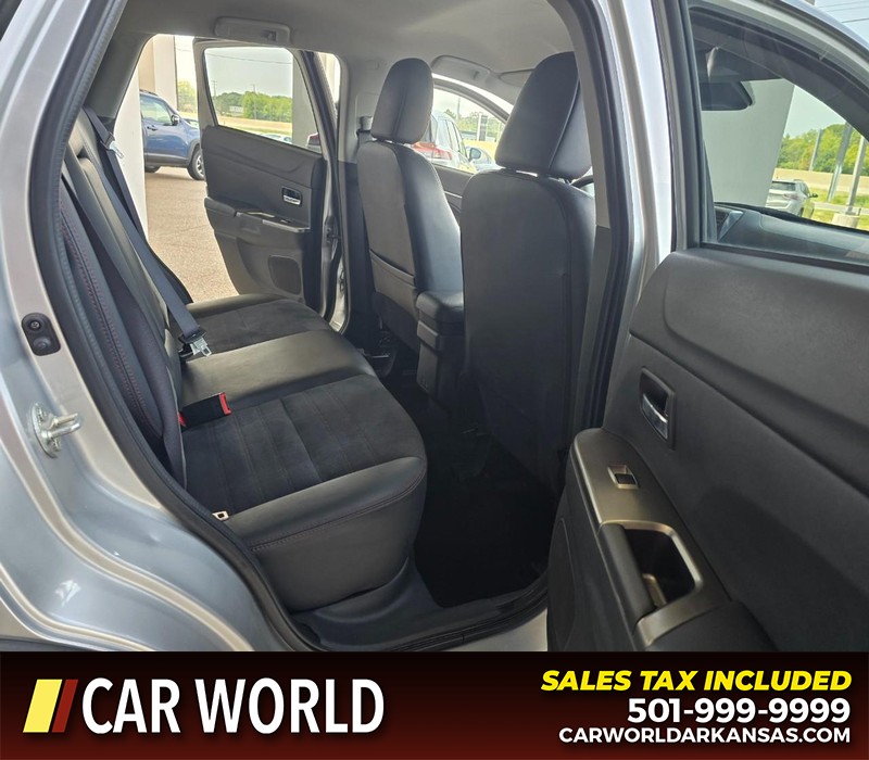 Mitsubishi Outlander Sport Vehicle Full-screen Gallery Image 12