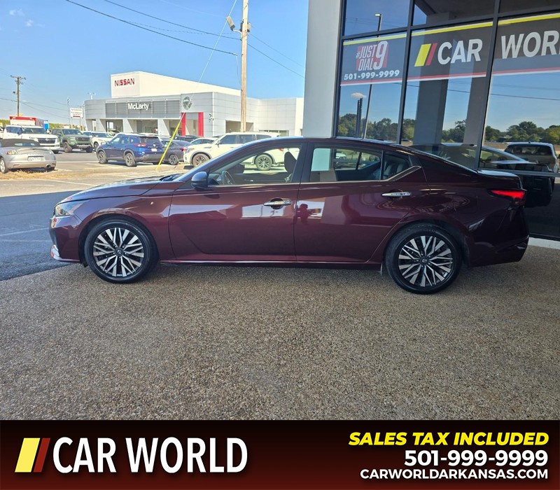 Nissan Altima Vehicle Full-screen Gallery Image 4