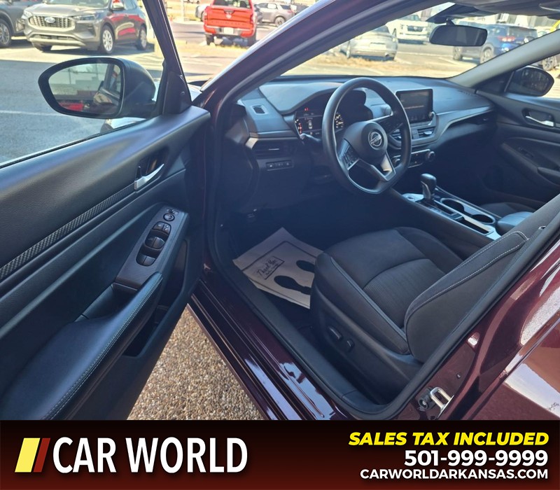 Nissan Altima Vehicle Full-screen Gallery Image 7