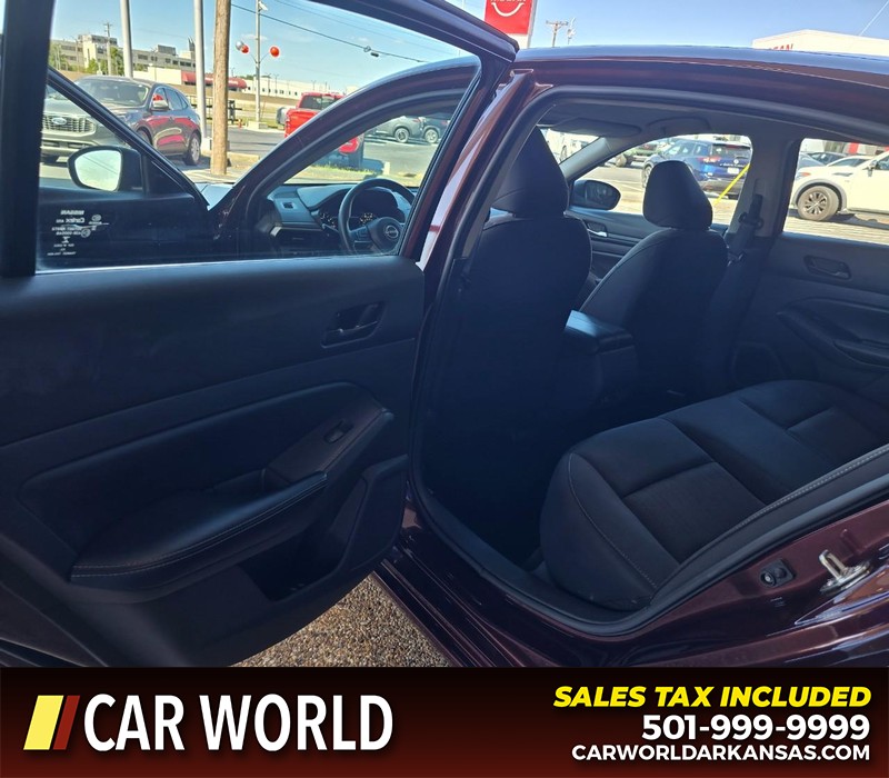 Nissan Altima Vehicle Full-screen Gallery Image 9