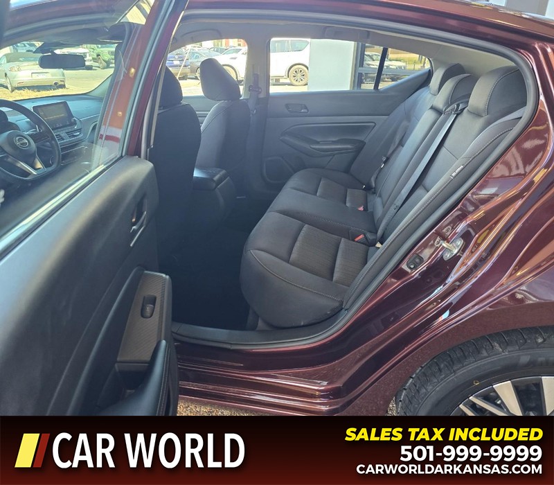 Nissan Altima Vehicle Full-screen Gallery Image 10