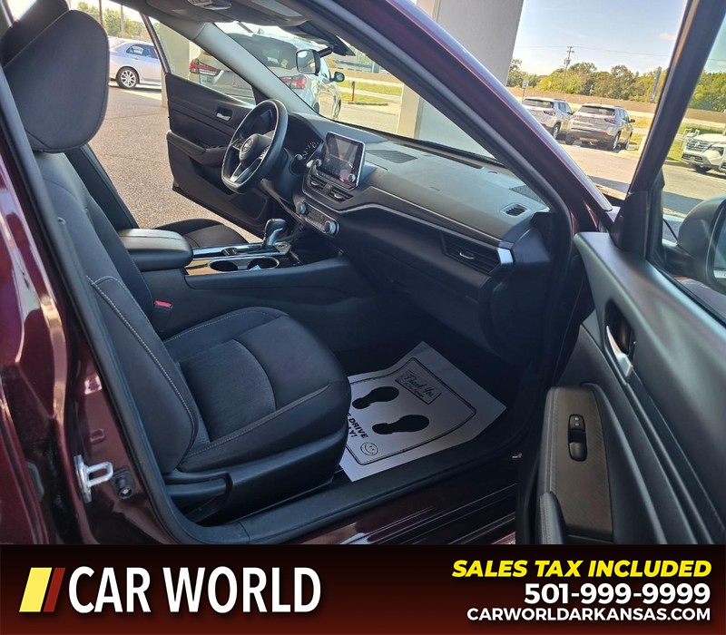 Nissan Altima Vehicle Full-screen Gallery Image 11
