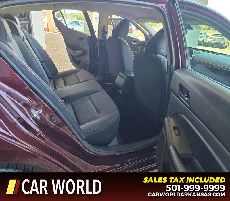 Nissan Altima Vehicle Full-screen Gallery Image 12