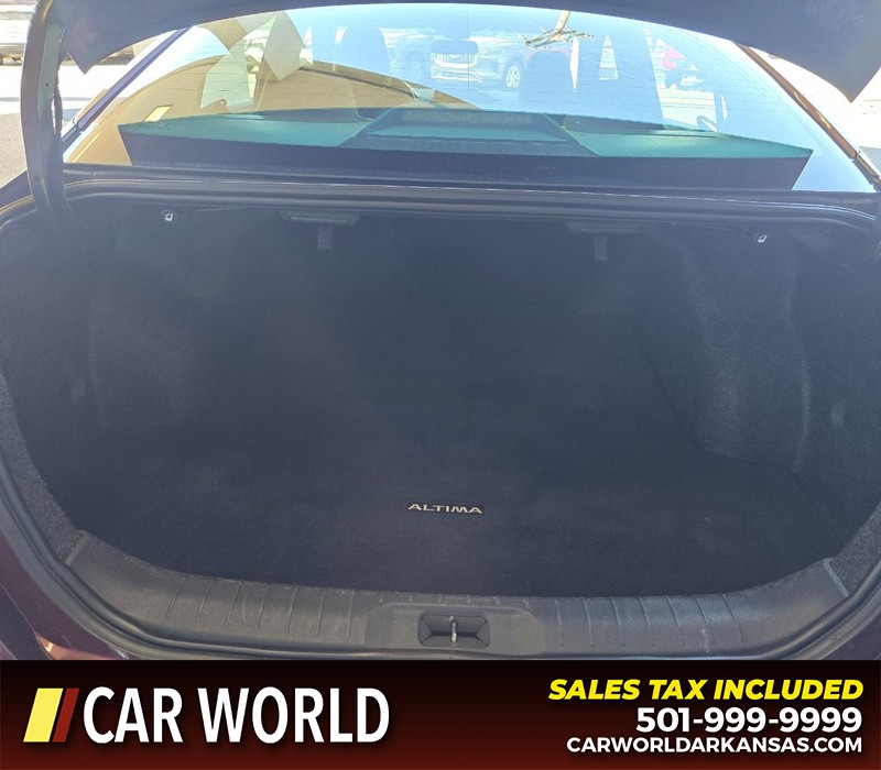 Nissan Altima Vehicle Full-screen Gallery Image 13