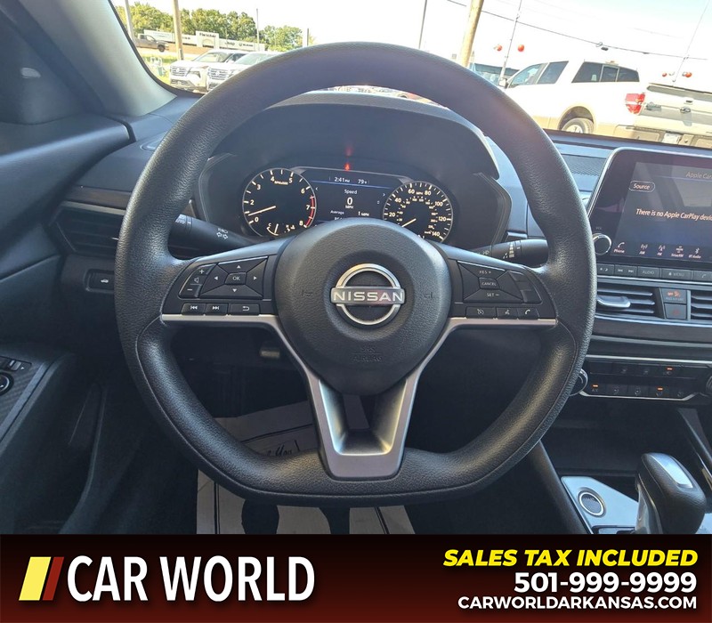 Nissan Altima Vehicle Full-screen Gallery Image 15