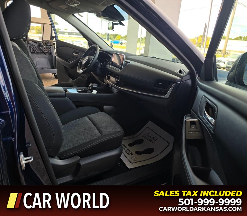 Nissan Rogue Vehicle Full-screen Gallery Image 11