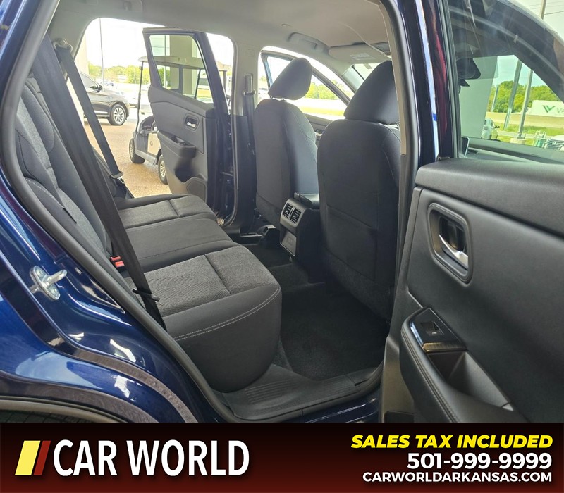 Nissan Rogue Vehicle Full-screen Gallery Image 12
