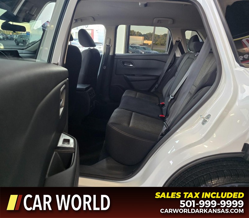 Nissan Rogue Vehicle Full-screen Gallery Image 10