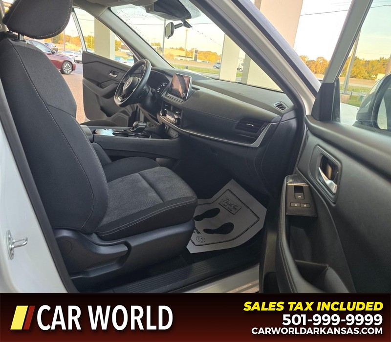 Nissan Rogue Vehicle Full-screen Gallery Image 11