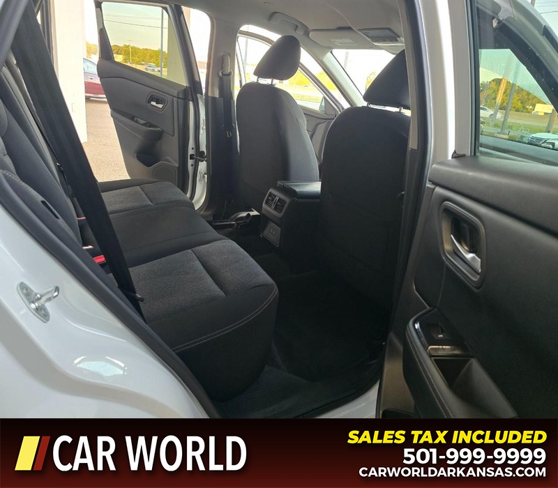 Nissan Rogue Vehicle Full-screen Gallery Image 12