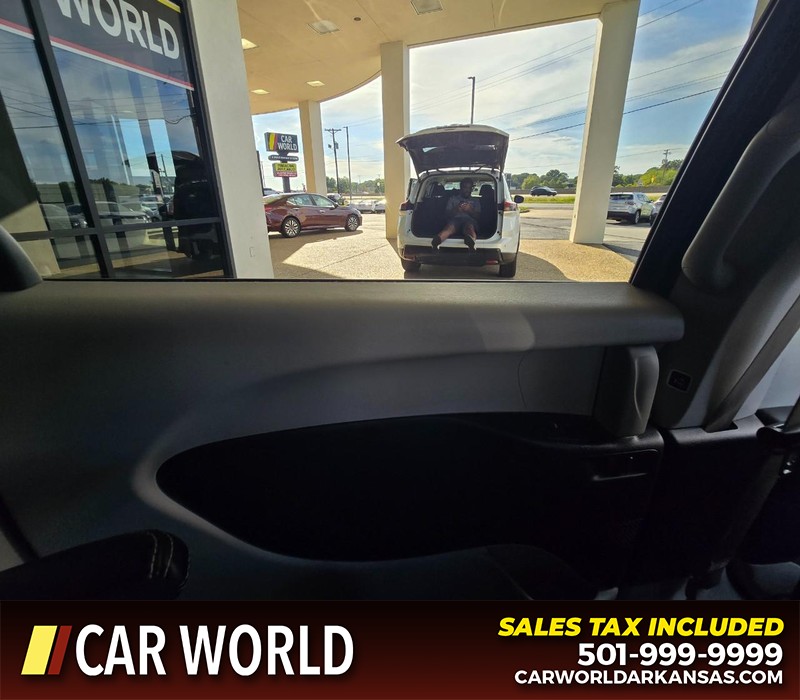 Chrysler Pacifica Vehicle Full-screen Gallery Image 10