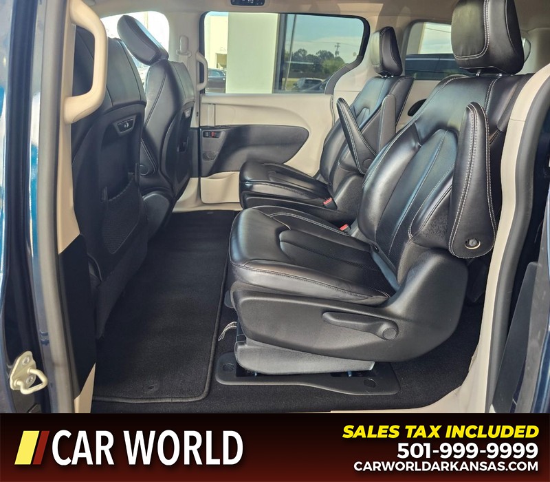 Chrysler Pacifica Vehicle Full-screen Gallery Image 11