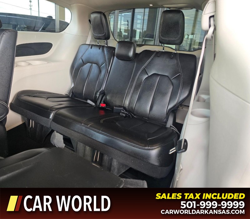 Chrysler Pacifica Vehicle Full-screen Gallery Image 12
