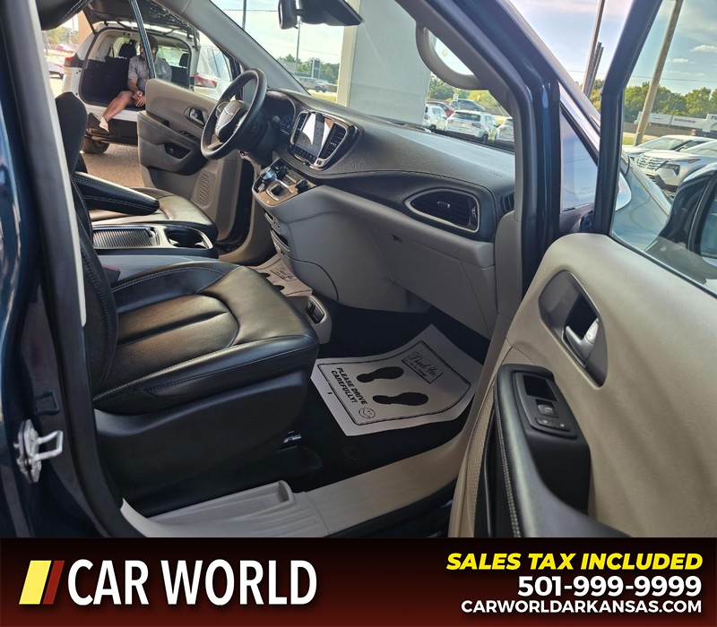 Chrysler Pacifica Vehicle Full-screen Gallery Image 13