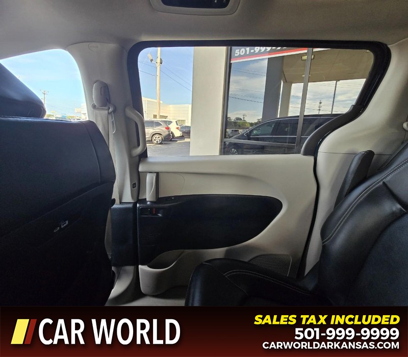 Chrysler Pacifica Vehicle Full-screen Gallery Image 14
