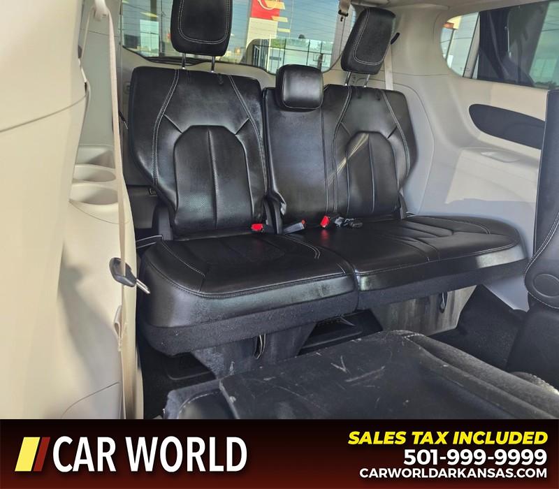 Chrysler Pacifica Vehicle Full-screen Gallery Image 16