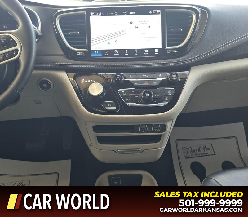 Chrysler Pacifica Vehicle Full-screen Gallery Image 23