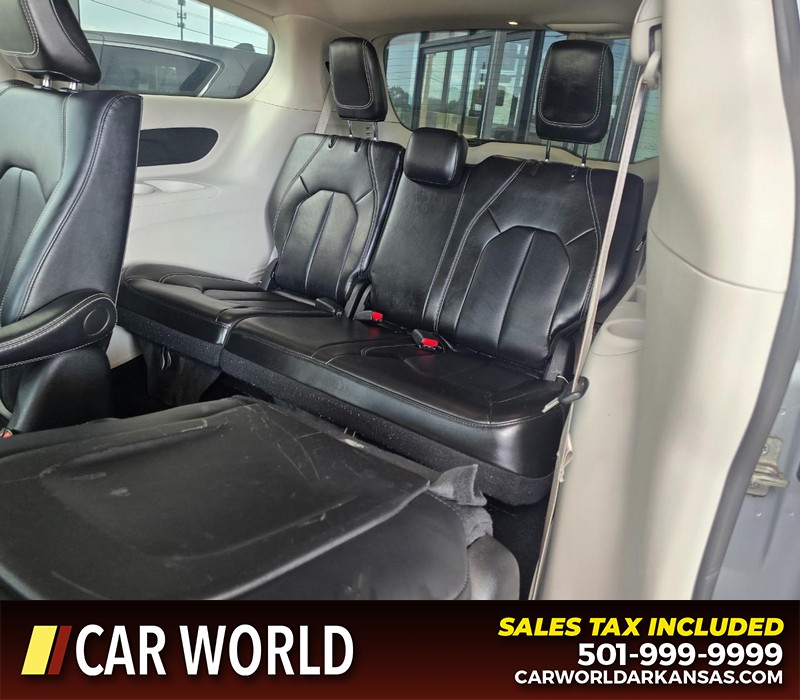 Chrysler Pacifica Vehicle Full-screen Gallery Image 11