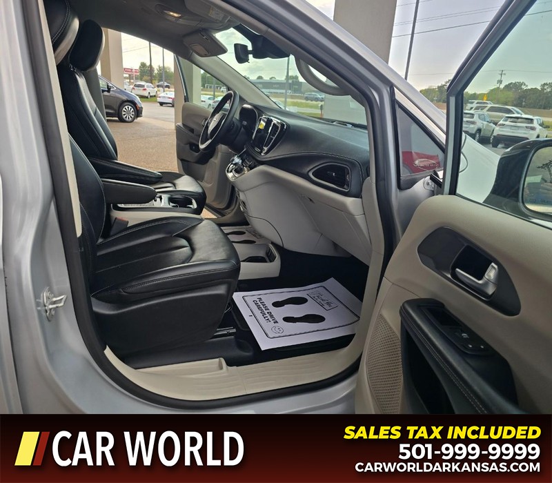 Chrysler Pacifica Vehicle Full-screen Gallery Image 12