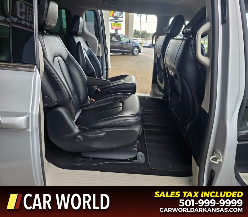 Chrysler Pacifica Vehicle Full-screen Gallery Image 13