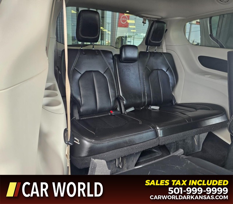 Chrysler Pacifica Vehicle Full-screen Gallery Image 14