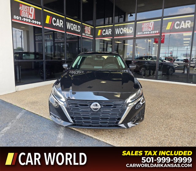 Nissan Altima Vehicle Full-screen Gallery Image 2