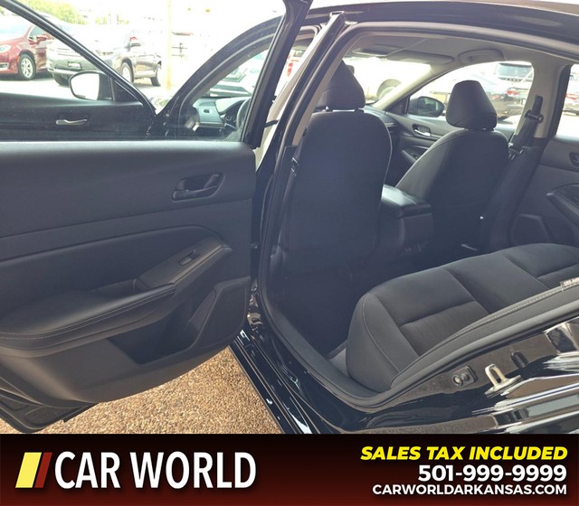 Nissan Altima Vehicle Full-screen Gallery Image 9