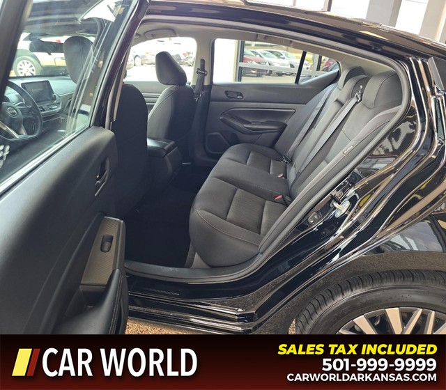Nissan Altima Vehicle Full-screen Gallery Image 10