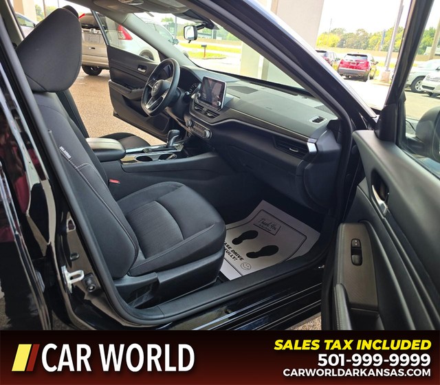 Nissan Altima Vehicle Full-screen Gallery Image 11