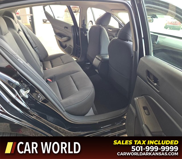 Nissan Altima Vehicle Full-screen Gallery Image 12