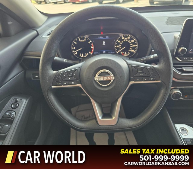 Nissan Altima Vehicle Full-screen Gallery Image 15