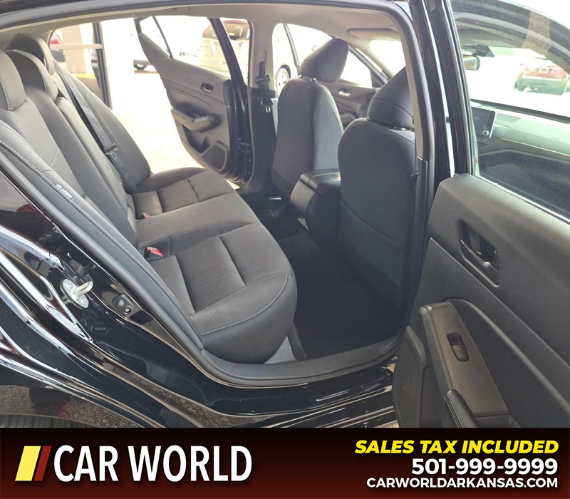 Nissan Altima Vehicle Full-screen Gallery Image 12