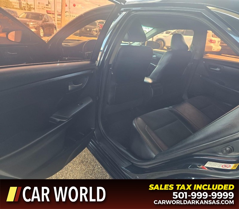Toyota Camry Vehicle Full-screen Gallery Image 9