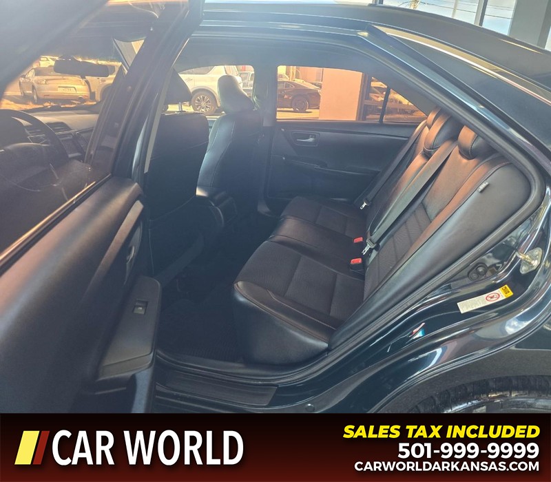 Toyota Camry Vehicle Full-screen Gallery Image 10