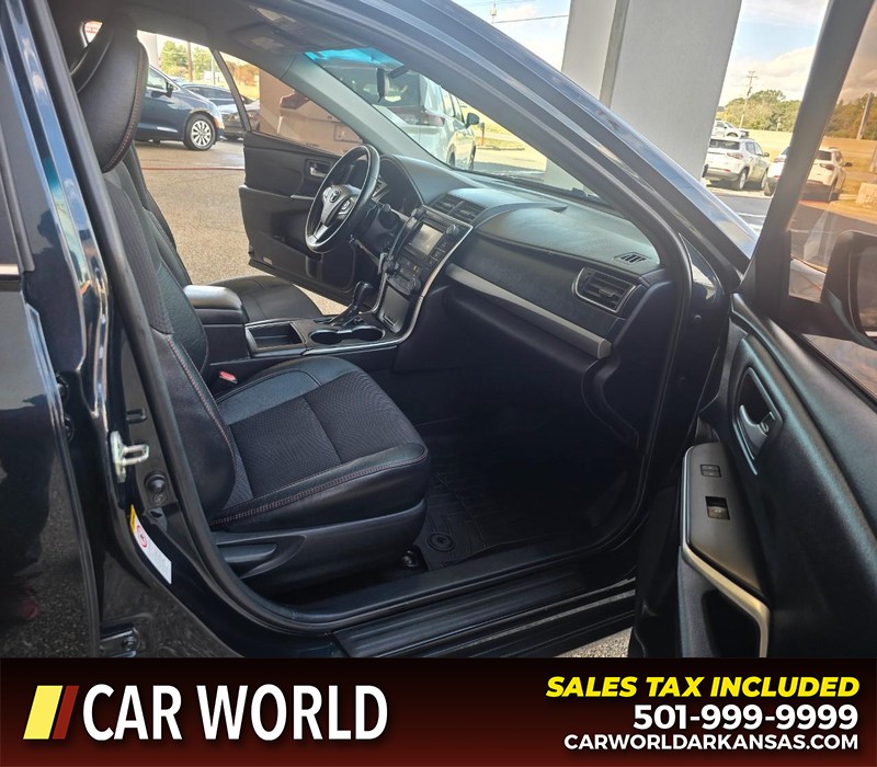 Toyota Camry Vehicle Full-screen Gallery Image 11