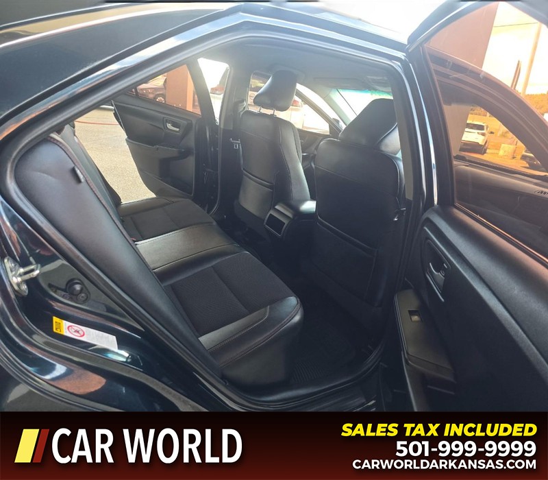Toyota Camry Vehicle Full-screen Gallery Image 12