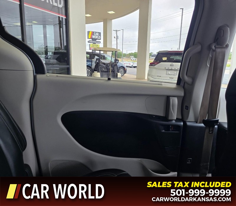 Chrysler Pacifica Vehicle Full-screen Gallery Image 9