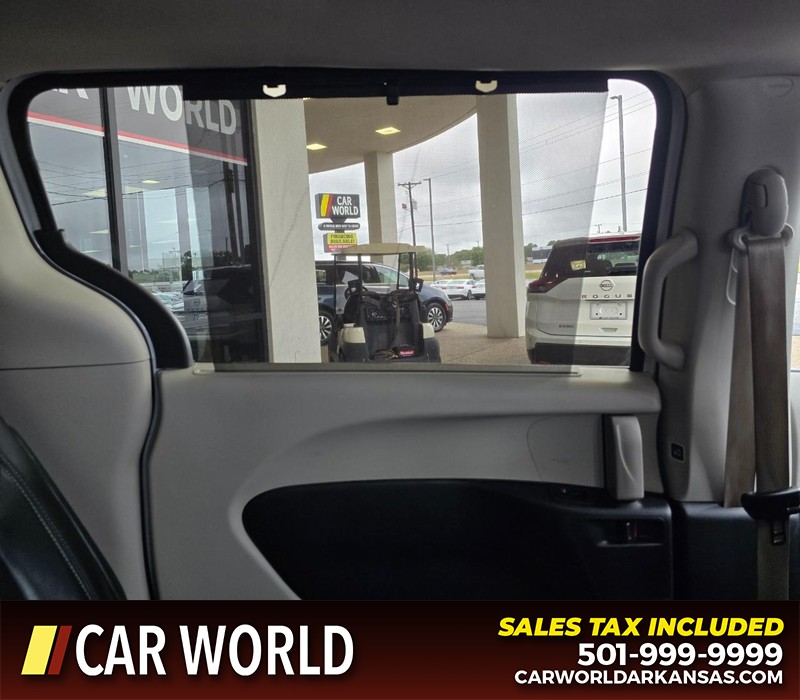 Chrysler Pacifica Vehicle Full-screen Gallery Image 10
