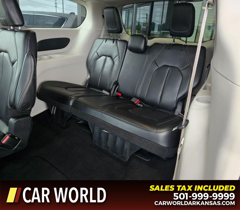 Chrysler Pacifica Vehicle Full-screen Gallery Image 12
