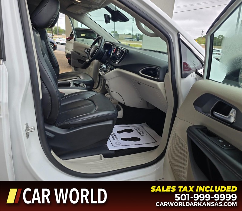 Chrysler Pacifica Vehicle Full-screen Gallery Image 13
