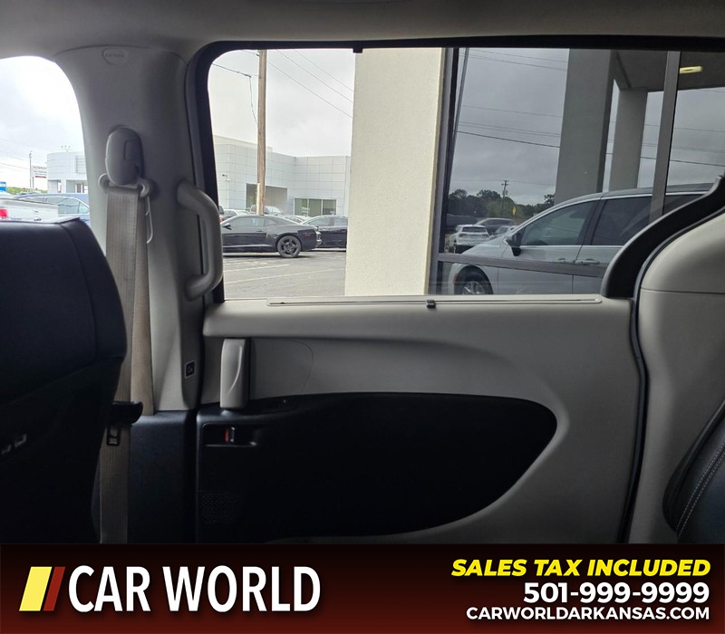 Chrysler Pacifica Vehicle Full-screen Gallery Image 14