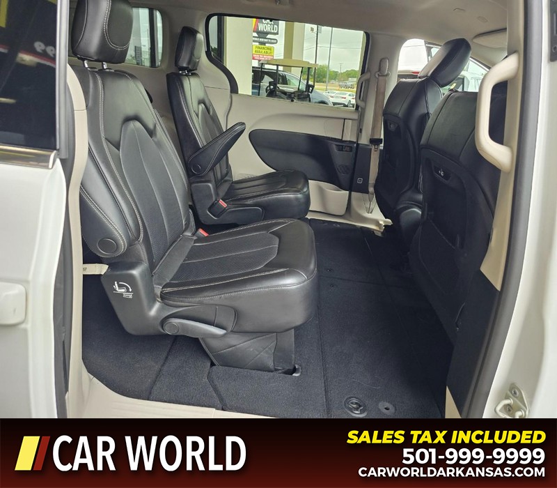 Chrysler Pacifica Vehicle Full-screen Gallery Image 15