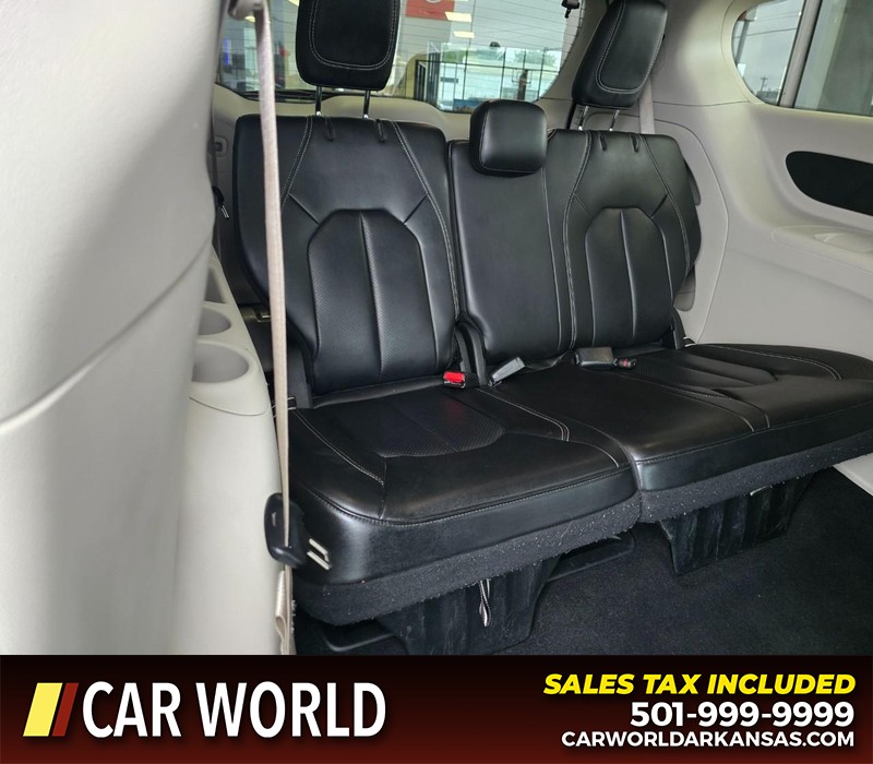 Chrysler Pacifica Vehicle Full-screen Gallery Image 16