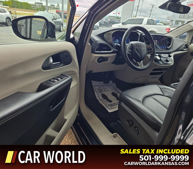 Chrysler Pacifica Vehicle Full-screen Gallery Image 8