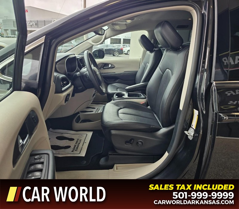 Chrysler Pacifica Vehicle Full-screen Gallery Image 9